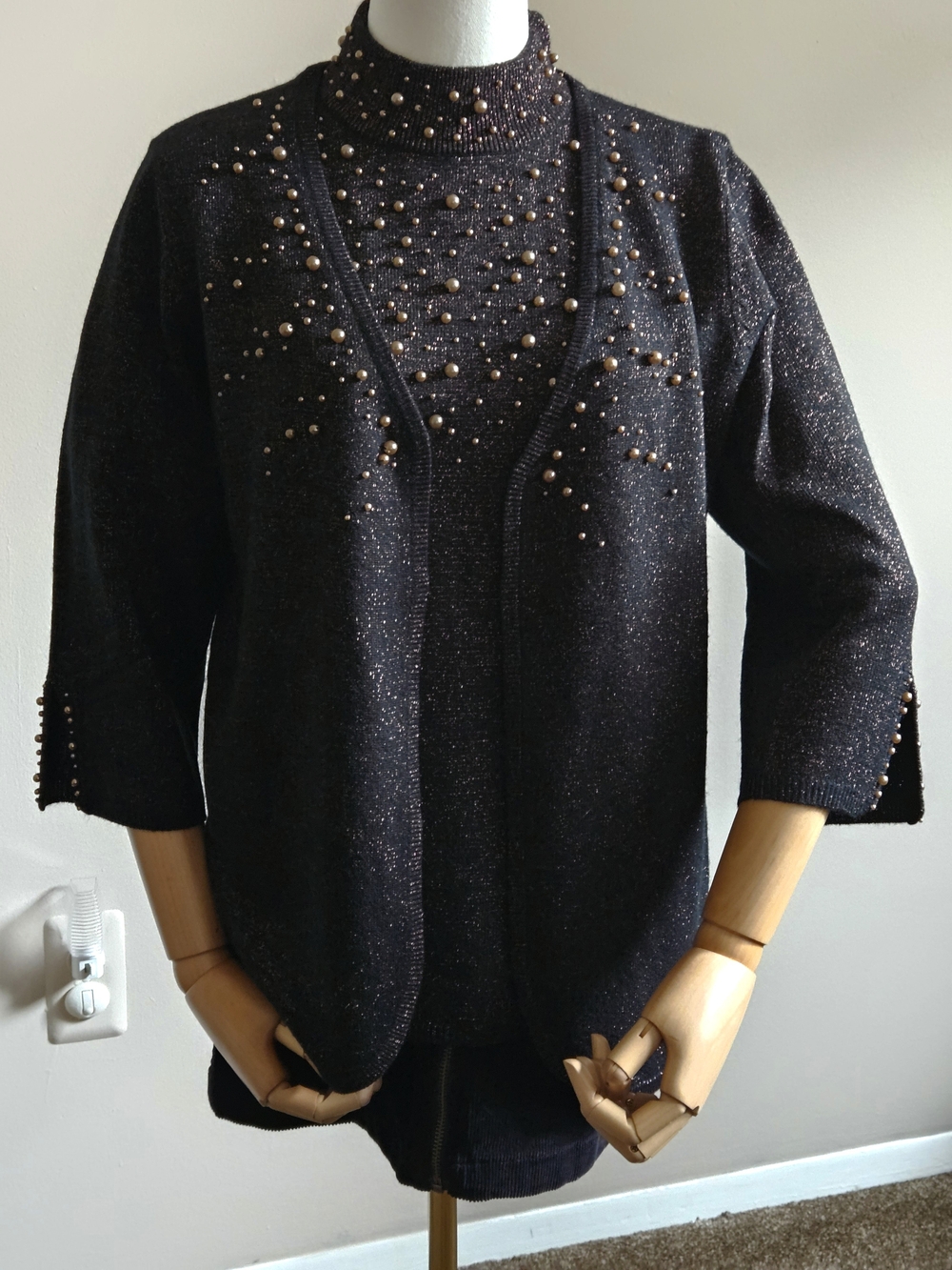 Vintage Susan Graver Black pearl beaded Gold thread shirt Sweater Size M.